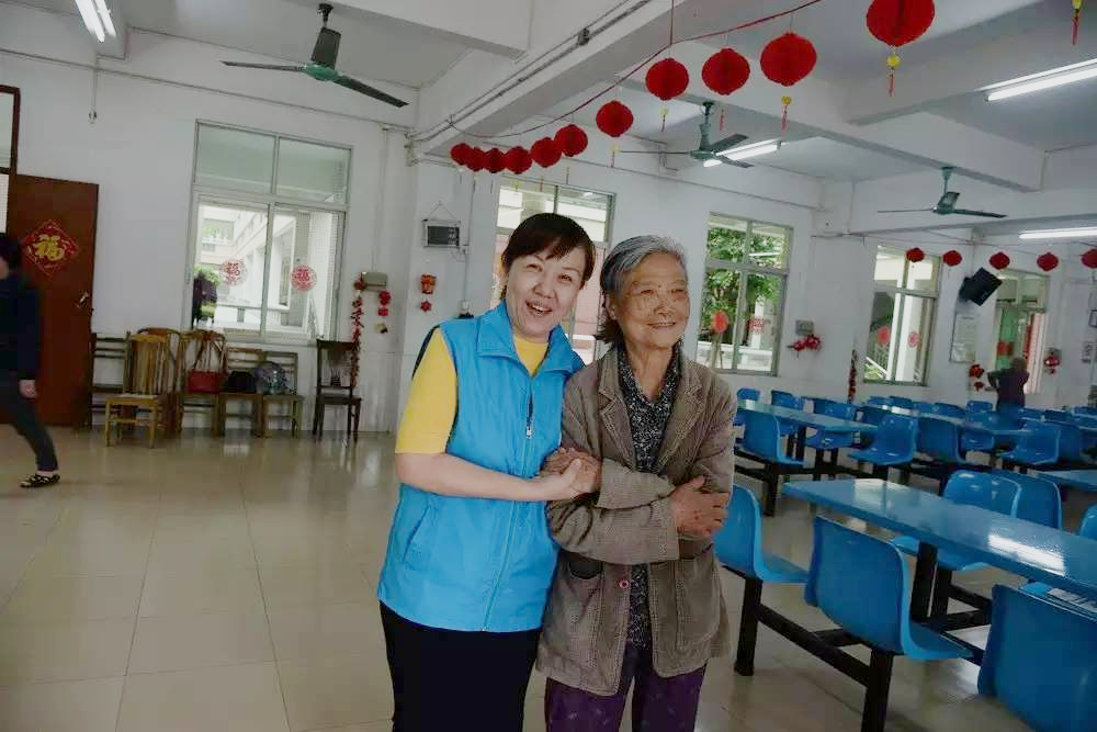 4 爱传家心理咨询师唐义淇与敬老院高龄老人谈心.jpg